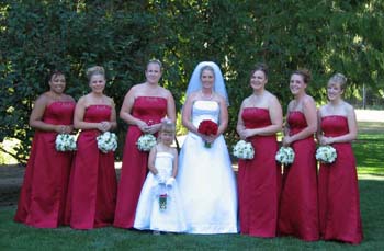 brideandbridesmaidinGarden